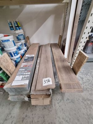 plusieurs morceaux de bois sont empilés les uns sur les autres dans un magasin
