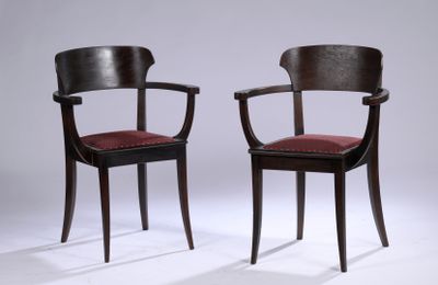 deux chaises en bois avec des assises rembourrées rouges posées sur une surface blanche
