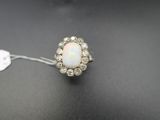 une bague sertie d'un oplite et d'un groupe de diamants