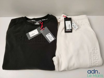 un gros plan sur un pantalon et un t-shirt posés sur une table