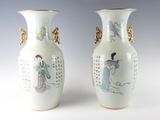 deux vases ornés de motifs asiatiques, posés sur une table
