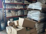 une grande pile de cartons sur une palette dans un entrepôt
