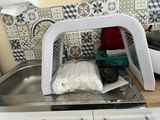 un micro-ondes dans lequel se trouve un sac contenant de la nourriture