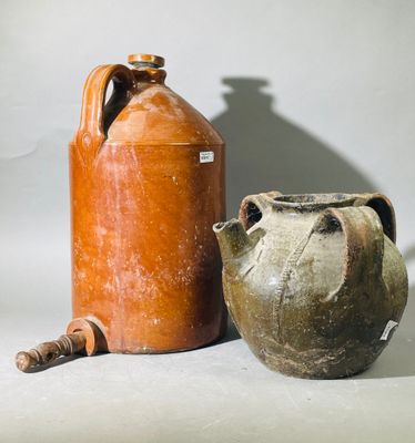 deux vieux vases posés l'un à côté de l'autre sur une table