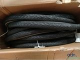 une boîte remplie de pneus noirs, dans un carton