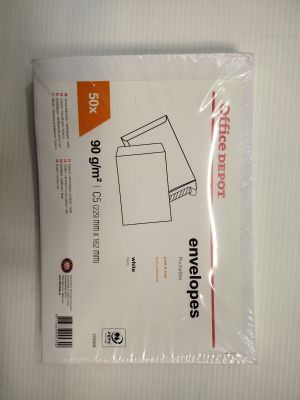 un paquet d'enveloppes posé sur une table
