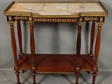 une vieille table en bois avec un plateau en marbre et des pieds en bois