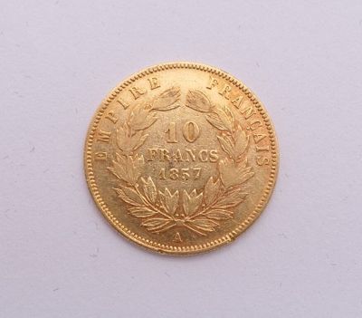une image d'une pièce d'or sur une surface blanche