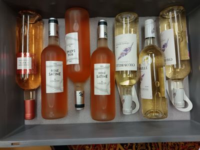 de nombreuses bouteilles de vin rangées dans une caisse métallique