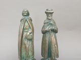 paire de figurines en bronze représentant deux hommes coiffés de chapeaux et vêtus de capes