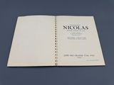 un livre ouvert, avec une couverture en noir et blanc, posé sur une surface bleue