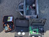 une valise posée par terre contenant des appareils électroniques