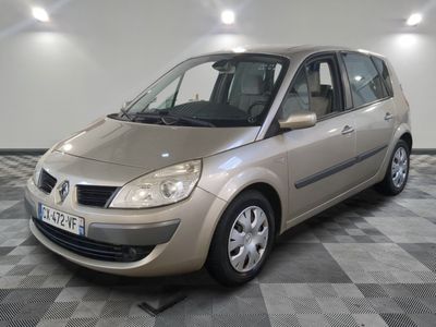 la photo d'une voiture garée dans un garage