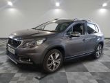 la voiture grise est garée sur un sol en damier dans le garage