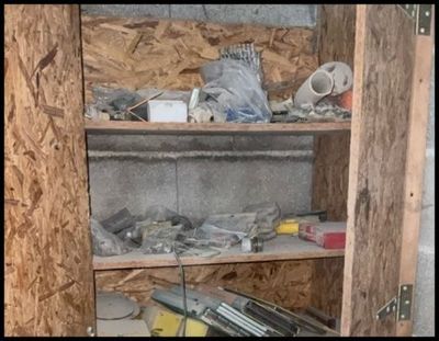 une armoire en bois remplie d'objets divers dans une pièce