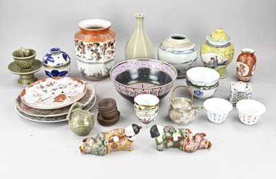 de nombreux types de vases et de bols sur la table
