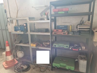 une pièce où les étagères sont remplies d'objets de toutes sortes