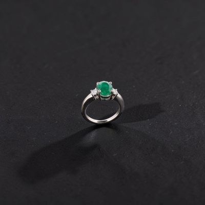 Bague en or 18k (750e), ornée d'une émeraude ovale facettée …