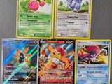 plusieurs cartes Pokémon empilées les unes sur les autres sur une table