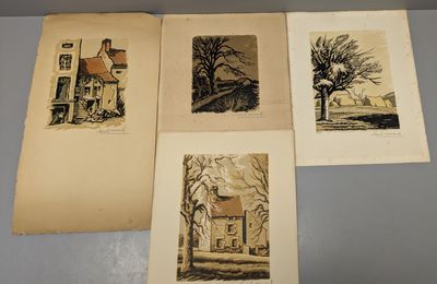 quatre vieux livres sur lesquels figurent des dessins de maisons et d'arbres