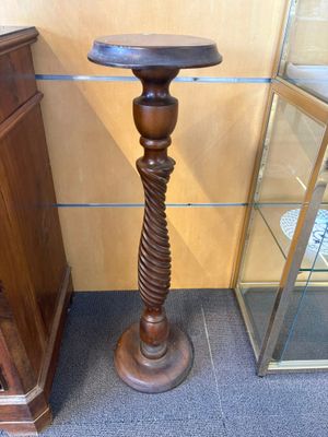 une grande table en bois avec une vitrine en verre en arrière-plan