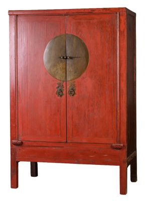 une armoire rouge munie d'une porte et d'une horloge