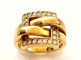 une image d'une bague en or et en diamant sur une surface blanche