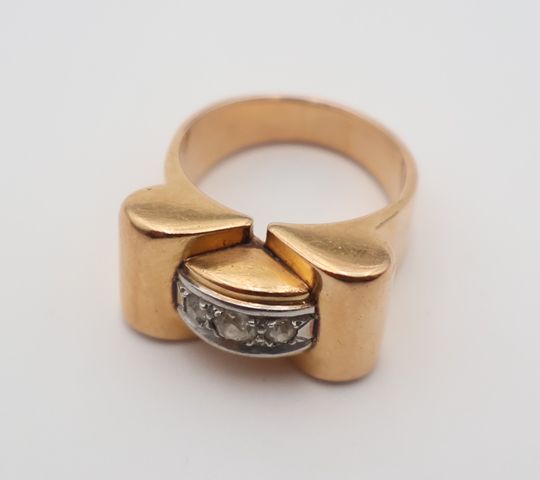 Bague en or jaune 18 carats 750 millièmes à décor de trois petits...