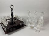un grand nombre d'objets en verre posés sur une table