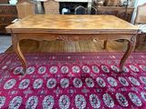 une table avec un plateau en bois posée sur un tapis dans un salon