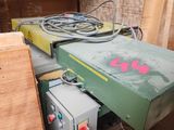 une machine placée au milieu d'une pièce