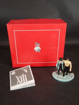 La figurine se trouve dans une boîte rouge sur laquelle est représenté un homme et une femme