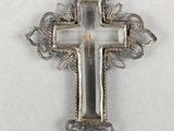 une croix argentée sur fond blanc, entourée d'un serpent