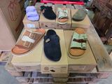de nombreuses paires de chaussures posées sur des cartons