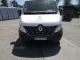 une camionnette blanche garée dans un parking