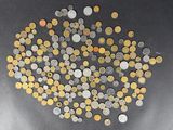 une multitude de pièces disposées en forme de pomme