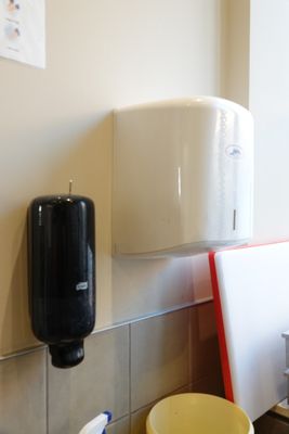 une photo d'une salle de bains avec un lavabo et un distributeur de savon