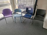 trois chaises dans un coin d'une pièce, avec un tableau accroché au mur derrière elles