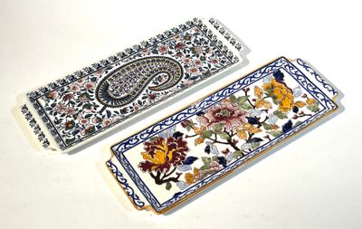 deux assiettes rectangulaires ornées de motifs floraux, posées sur une table