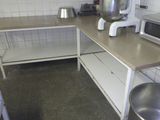 une photo d'une cuisine avec un mixeur posé sur le plan de travail