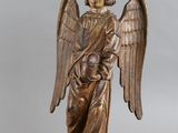 une image représentant une statue d'un ange tenant une boule