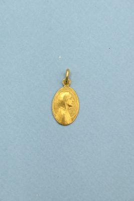 a gold coin with the face of a man on it