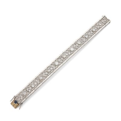 une broche Art déco en forme de barre sertie de diamants