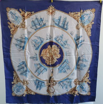une photo d'une écharpe bleue et blanche accrochée à un mur