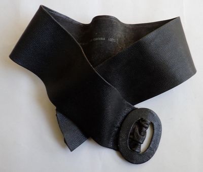 collier en cuir noir muni d'une boucle métallique, sur fond blanc