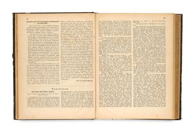 un livre ouvert posé sur une surface blanche, sur fond blanc