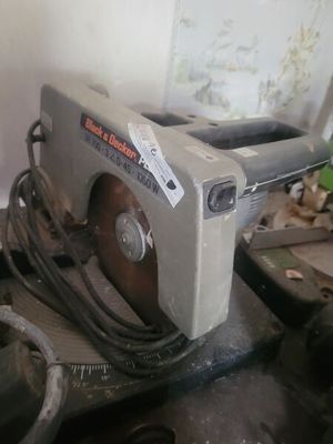 une machine posée sur une table