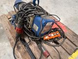 un tas de câbles et d'outils posés sur une palette dans un entrepôt