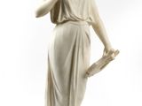 l'image d'une statue de femme tenant un livre
