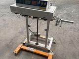 un gros plan d'une machine posée sur un support dans un entrepôt